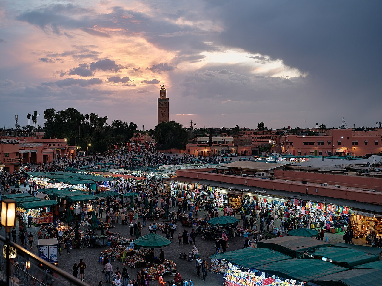 Jemaa el-Fna square in Marrakech, at the heart of the journeys we accompany across Morocco